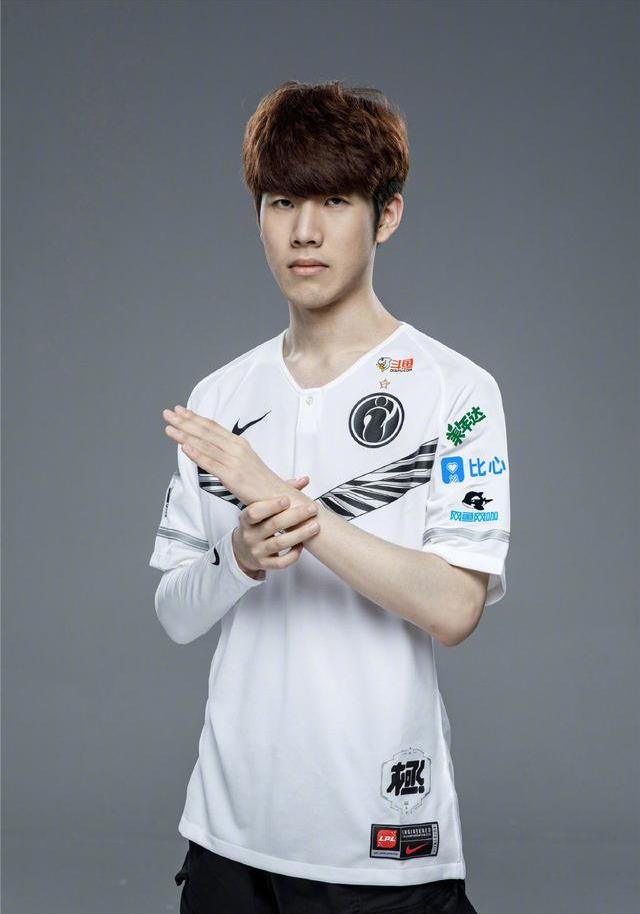 两人展开激 两人展开激